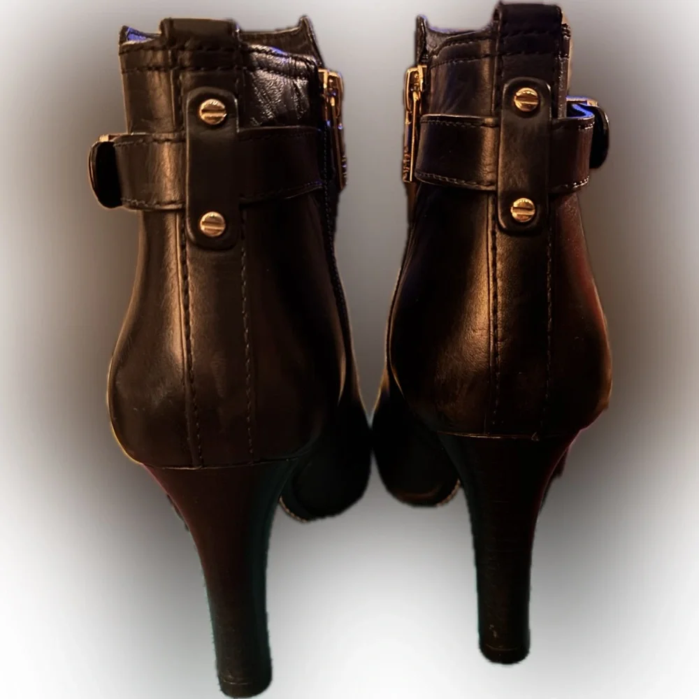 Black Gorgeous Tory Burch Brita Equestrian Calf High-Heel Boots
Sz. 8 - Picture 3 of 10